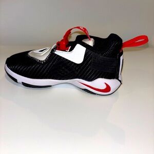 New Nike LeBron Soldier Kids Size 11C